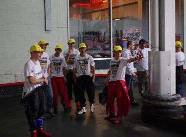 Op indoor kartbaan lopen