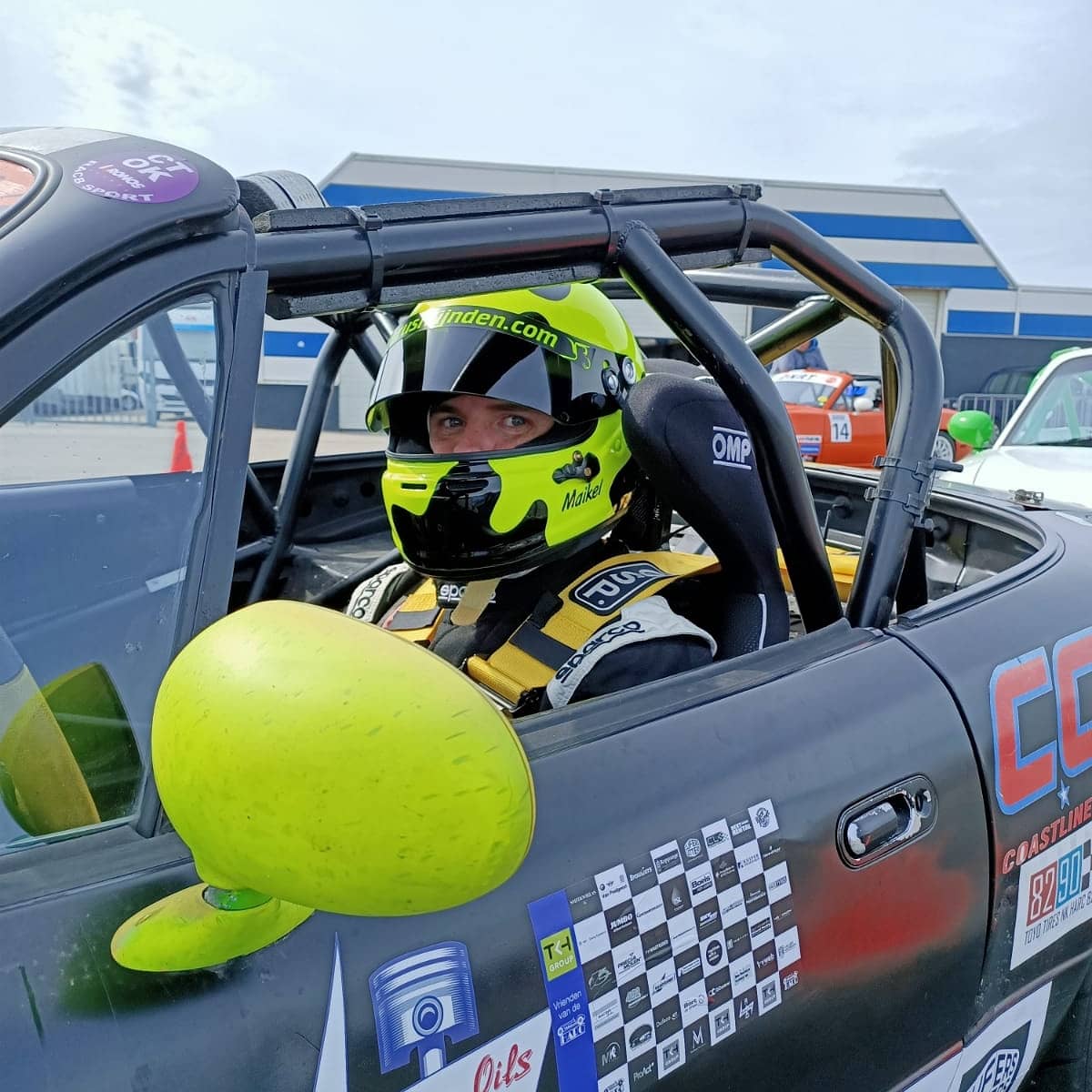 Maikel van Beek in Mazda MX5 racewagen